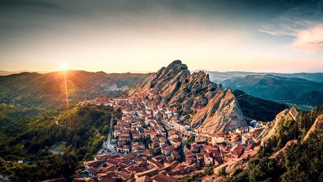 #NaturArte Musica, teatro e cicloturismo alla scoperta dei 5 parchi della #Basilicata: la regione con la maggior superficie di aree protette💚
Dal jazz di #NilsBerg alle favole degli alunni delle scuole elementari con #RobertoPiumini
<a href="/Radio1Rai/">Rai Radio1</a> #GR1 delle 13