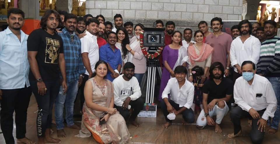 vintvais_ho's tweet photo. ನವೀನ್ ಶೆಟ್ಟಿ ನಿರ್ದೇಶನ, @RachitaRamDQ , #ArchanaKottige ಮತ್ತು @RaghuMukherjee ಮುಖ್ಯಭೂಮಿಕೆಯಲ್ಲಿರುವ #ShabariSearchingForRavana ಚಿತ್ರದ ಮುಹೂರ್ತ ಕೊರೋನಾ ಕಾರಣದಿಂದ ಸರಳವಾಗಿ ನೆರವೇರಿದೆ.
#KirankumarC #ArvindB #NaveenShetty @AnoopSeelin #VishalkumarGowda @KKproductions01 #ATMStudios https://t.co/4gChrwhZ1x