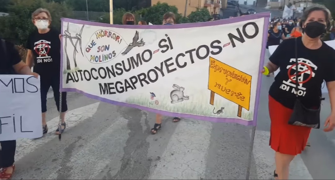 miradasalayer's tweet photo. Manifestación en Zújar en contra de los abusos de las energías renovables https://t.co/HA0H7kQUqd