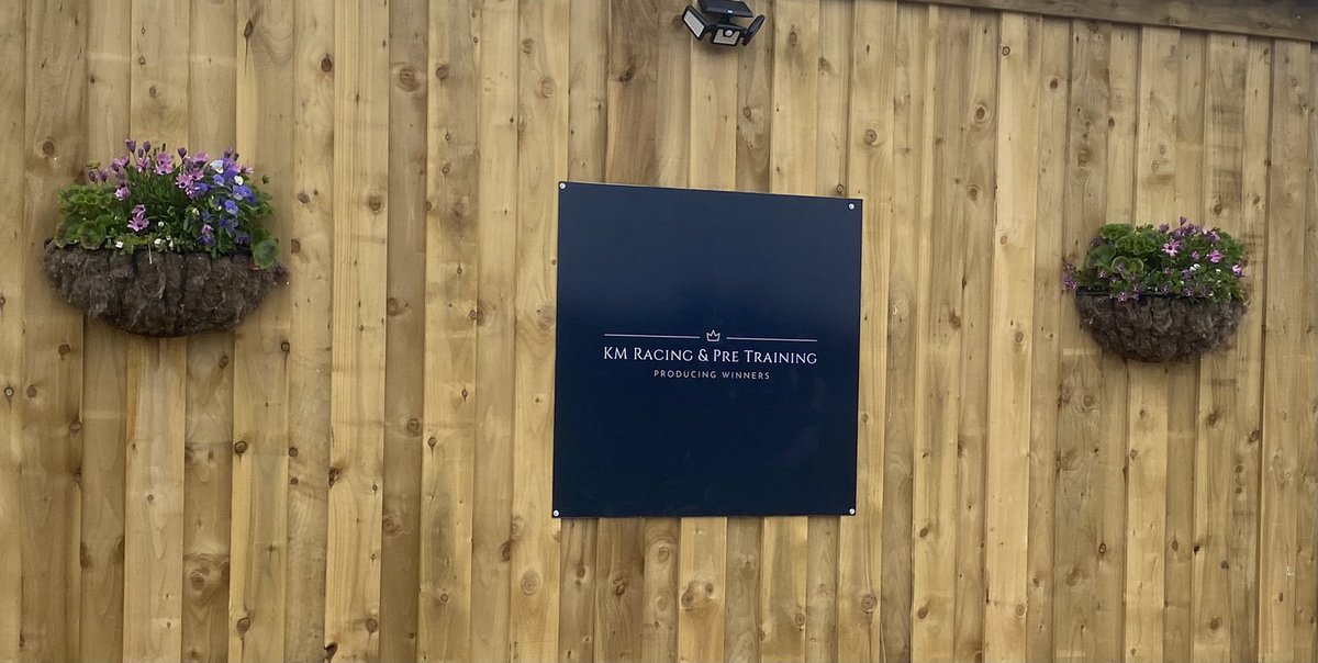Klmorgan15's tweet photo. The yard is finished and the first few horses have come in. Thank you to everyone that has helped make this happen, dreams really do come true 🤩 #kmracing #pretraining #happyhorses #newyard #naturalliving #Ventilation #airflow #home https://t.co/XTpTP4l5ao
