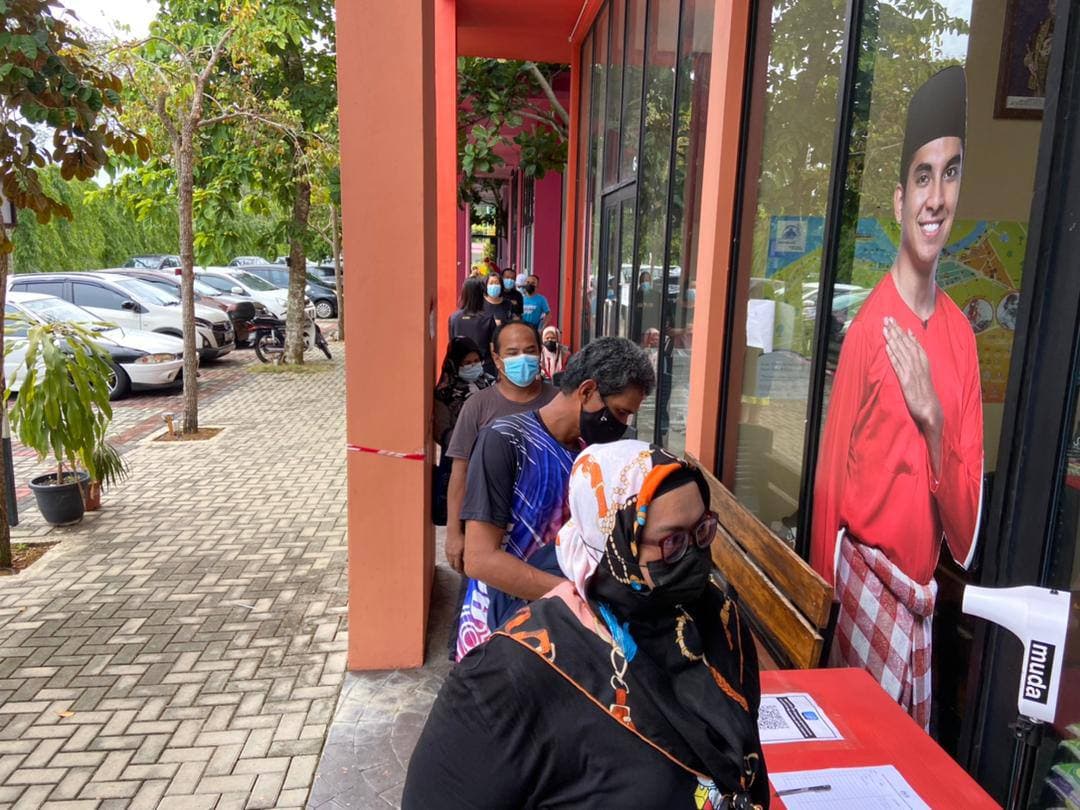SyedSaddiq's tweet photo. Selagi boleh bantu, saya akan bantu. 

Sekarang waktu susah, tapi itu bukan alasan untuk saya diam dan tak buat apa-apa. Pejabat saya dalam proses beli lagi bekalan. 

Terima kasih atas doa. Kalau mahu bantu Muar, boleh sumbang di sini:

https://t.co/2O8OQK1EOg https://t.co/2gzOydg5Ul