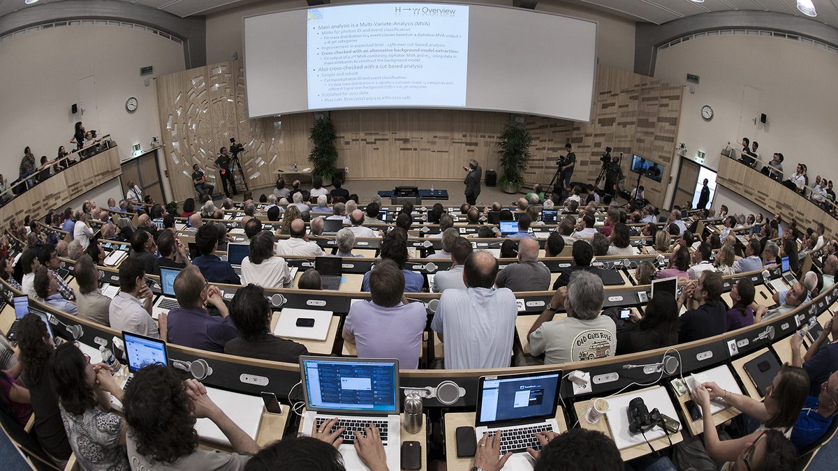 PhysInHistory's tweet photo. The Higgs boson discovery was announced by the ATLAS and CMS collaborations on this day in 2012. 

It was a new particle with the mass of about 125 GeV, and the particle that gives all other fundamental particles mass, according to the standard model of particle physics. https://t.co/UkaXN1LlmU