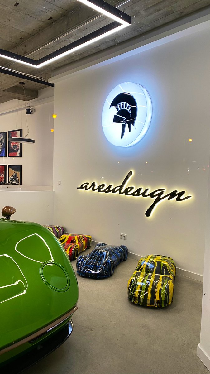 mervew's tweet image. About last night🌛🌃
Islek bir caddede böyle seyler görüyorum 🏎
Münih cok fazla lüks araba görebileceginiz sehirlerden biri diyebiliriz, Isvicre kadar olmasa da. Bir yerden sonra cekmeyi birakip tadini cikardigim icin fotograf bu kadar 😃 #munich #munchen #leopoldstraße