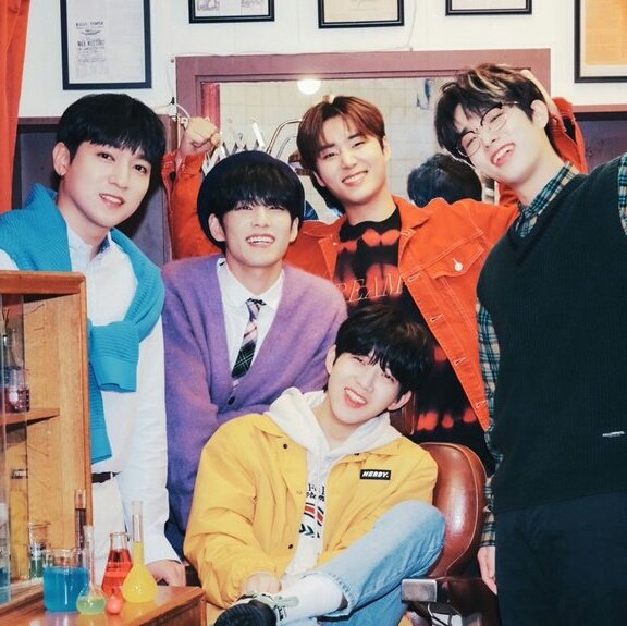 moadaysite's tweet image. hi this is a new thinker acc for #TXT and #DAY6!!! plz rt to help us find moas, mydays and thinkers thank you ^__^