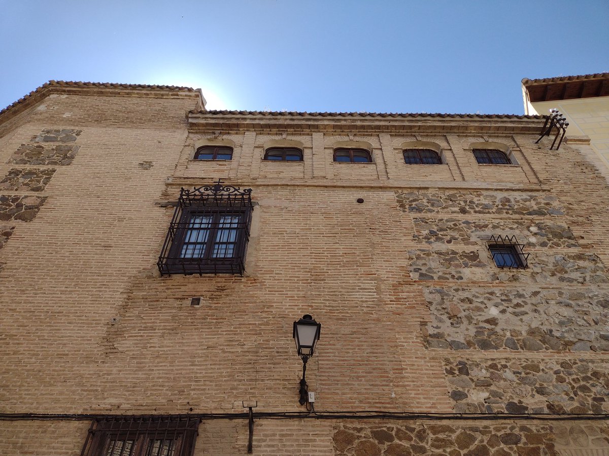 FernandoUrjc's tweet photo. La noche pasó sin conocer yo oscuridad de ella, guiado fui por la mano de la Providencia Divina hasta el convento de San José de las hermanas descalzas, que se alarmaron mucho de mi pésimo estado a pesar de mi lucidez... quizás delirante.
#LiteraturaURJCMaster https://t.co/y51ONDJMBP