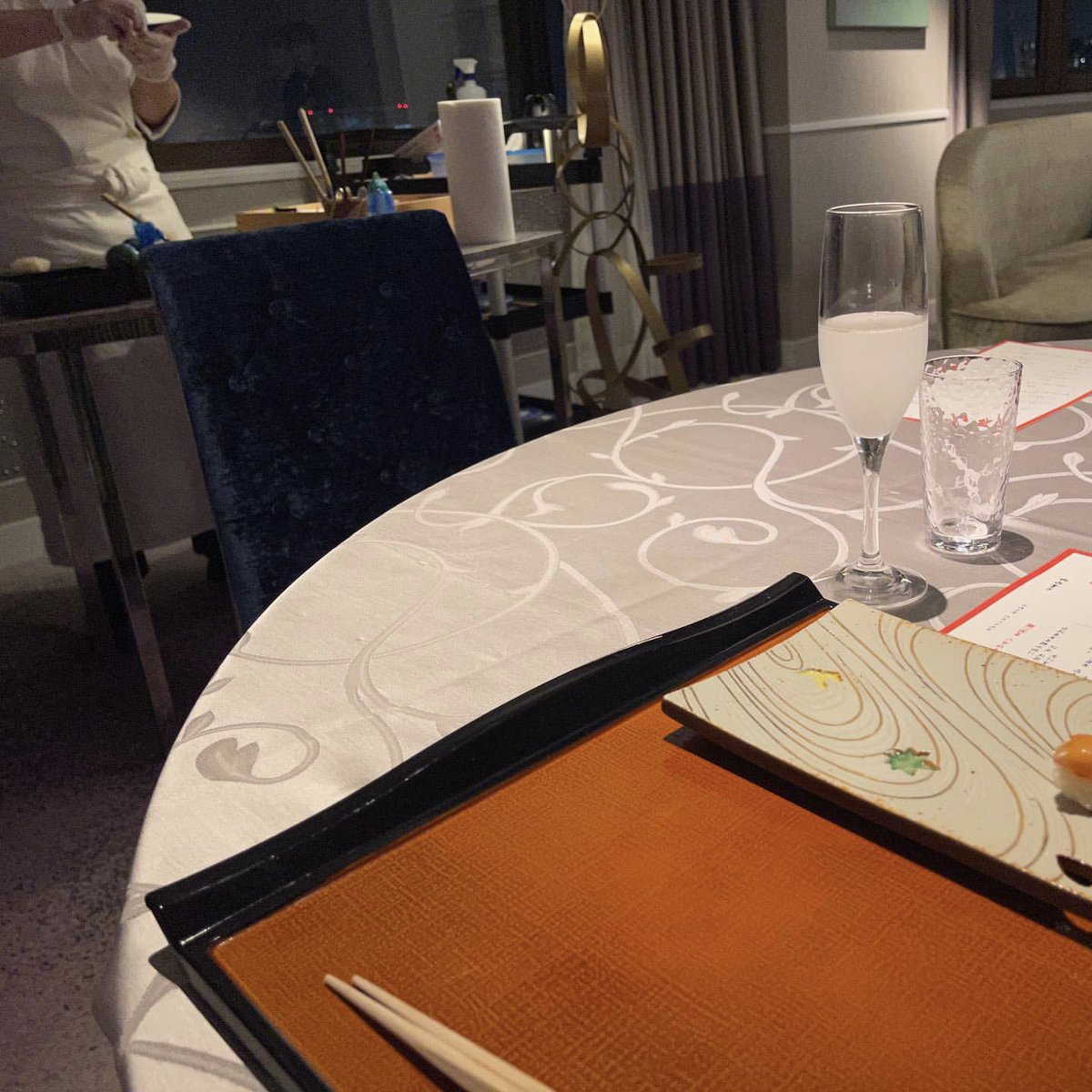 __chi__ho33's tweet photo. お部屋に職人さん
呼んで握って貰いました

とんでもなく贅沢な時間🥰
職人さんもコロナの影響を
直接的に受けたそう💦

仕入れなければ打撃は
受けないけれど
いつお客様が来るか分からない状況で
新鮮なものを提供する為には
致し方ないと仰っていて
職人の鑑だなと思いました🤲 https://t.co/cOEUsmRl29