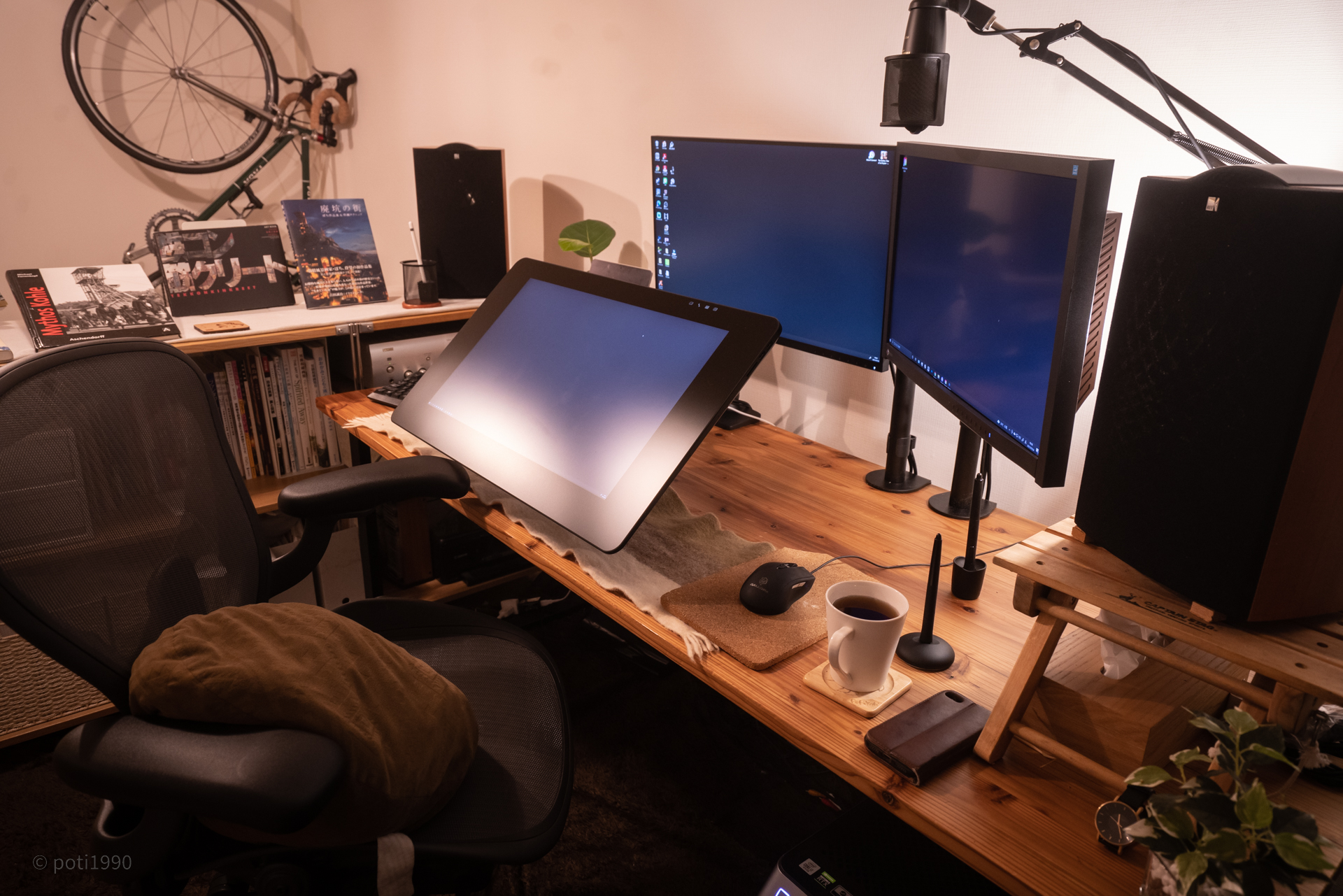 ぽち しゅうまつの小日向さん発売です On Twitter Cintiq Pro 24をお迎えし 作業環境はほぼ完成です 液タブが真っ黒になったのもあり 木のナチュラル感と機器類の締まった黒がいい感じにまとまってきたかな 液タブはこんなアーム エルゴトロンlx で前に出し