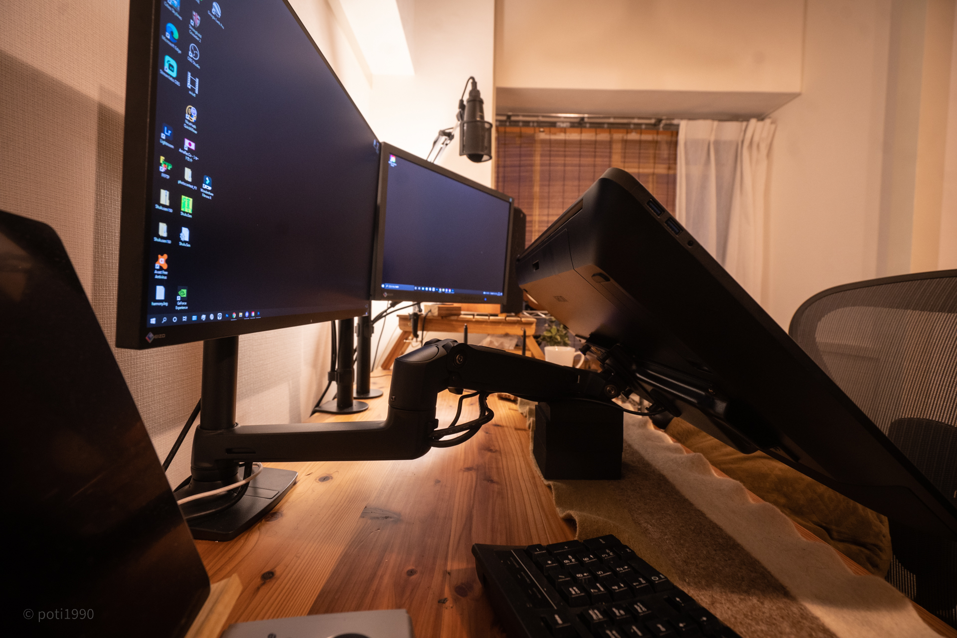 ぽち しゅうまつの小日向さん発売です On Twitter Cintiq Pro 24をお迎えし 作業環境はほぼ完成です 液タブが真っ黒になったのもあり 木のナチュラル感と機器類の締まった黒がいい感じにまとまってきたかな 液タブはこんなアーム エルゴトロンlx で前に出し