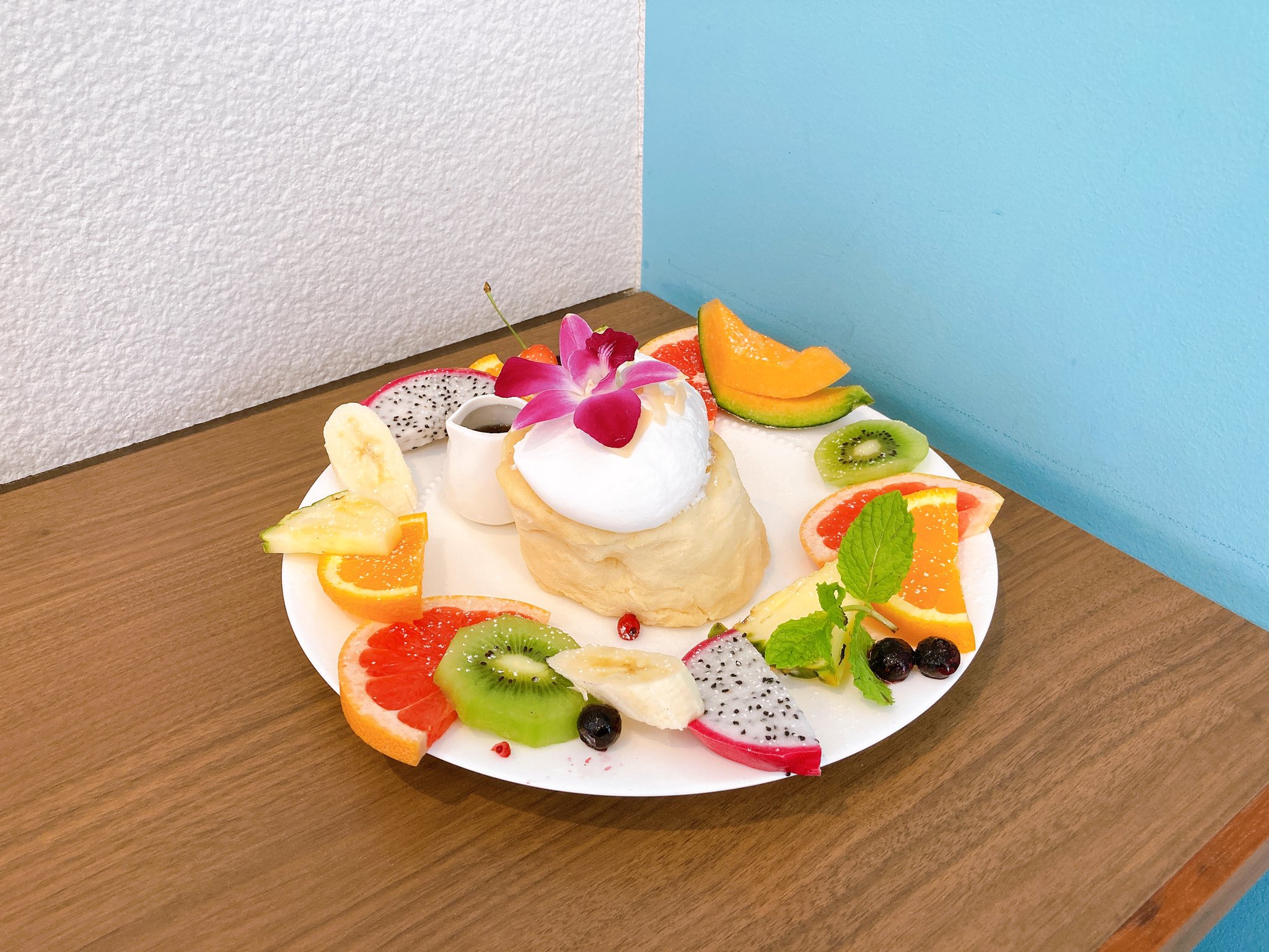サク 咲宝 Freiheit 今日はみんなで七ヶ浜にある シチノカフェ に行ったよ フルーツパンケーキのボリュームすごいな そのあと海辺でウミネコに紛れながら鳴き声を真似してたよ 小型犬もいたから真似したよ 犬 すごくビックリしてた T