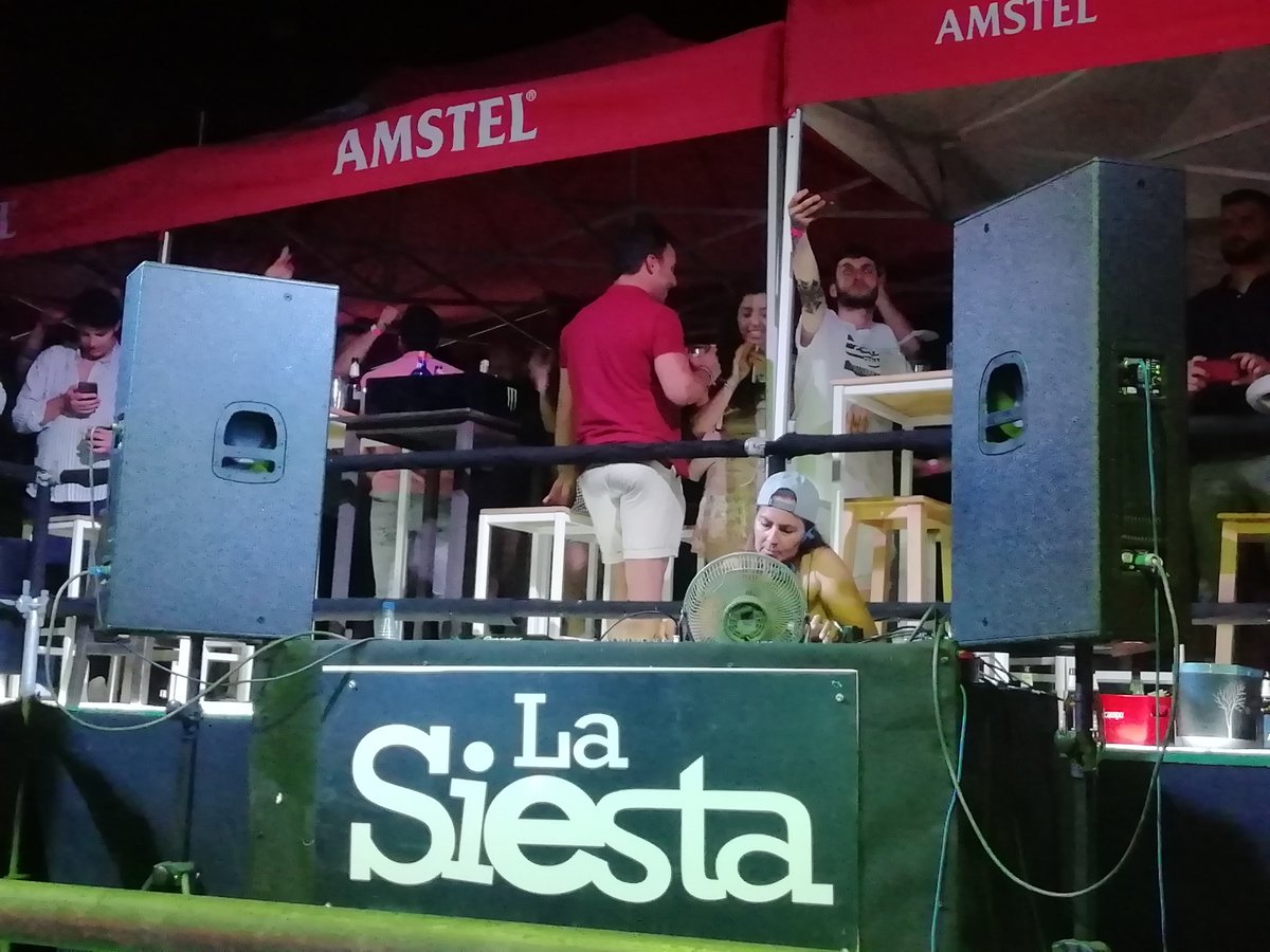 Fergarrigo1's tweet photo. Primer fieston remember después de mucho tiempo 🇪🇦😎🥂 #DjMarta #DjNeil #LaSiestaTalavera https://t.co/10qyjc7m9z