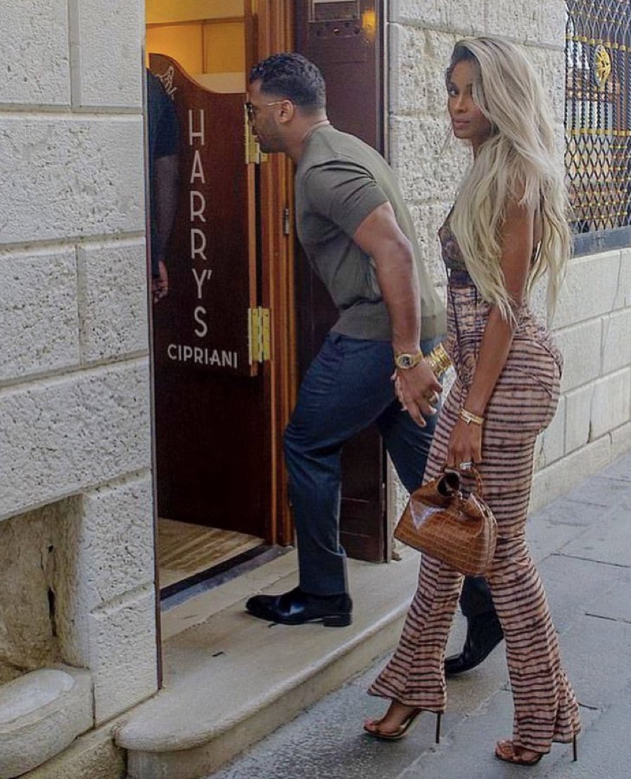 UndeniableLOVE7's tweet image. Me popping up with my man after telling niggas “I’m not looking for a relationship rn”