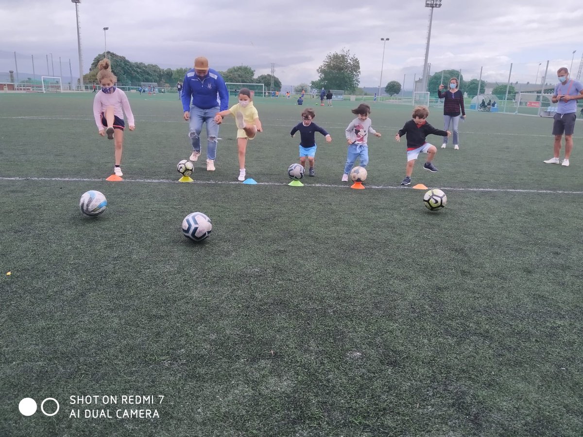 clubtorresd's tweet photo. 📣 ATENCIÓN rapazas, si vos gusta o fútbol ⚽, queredes xogar, desfrutar e facer amizades, este é o voso Clube 💙🤗⚽ #ForzaTorre Deporte, valores e solidaridade 💙
@HyupersaFMotor @FundEmalcsa @gadis @ConcelloCoruna @futgal Aquí 👇 tedes a información 📝💙 https://t.co/LnBKRTKUbn
