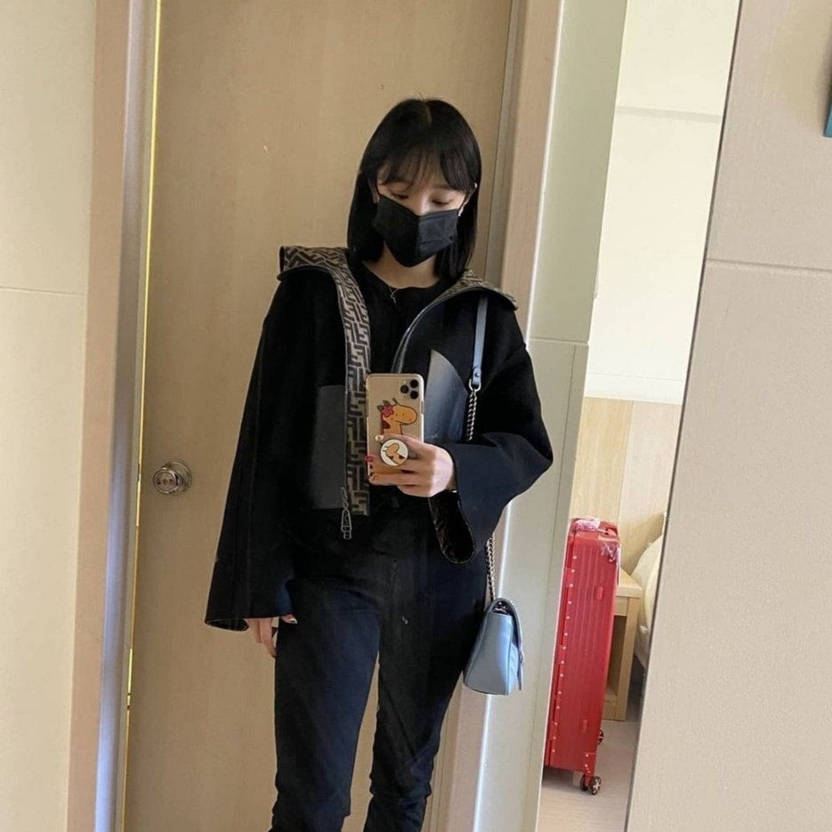BNGDLESIRES's tweet photo. ⭑the dark outfit is the concept

#BTS #방탄소년단 @BTS_twt 
#GIDLE #여자아이들 @G_I_DLE https://t.co/8TGaneV8WE