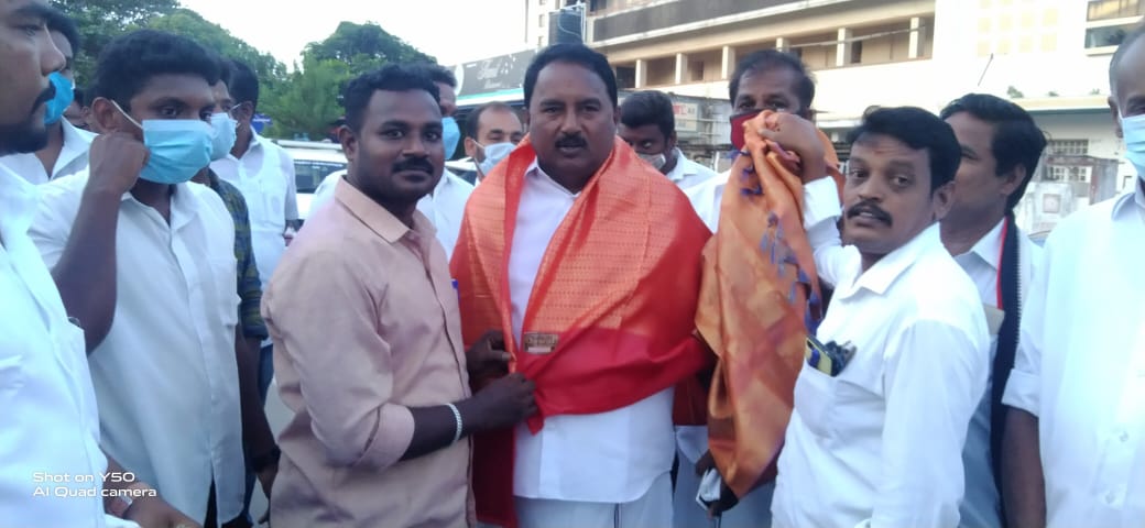 AnanthAmmk's tweet photo. மயிலாடுதுறை மாவட்ட கழக செயலாளர் திரு #Pபாரிவள்ளல் அவர்கள் மயிலாடுதுறை 
பேருந்து நிலையம் அருகில் அமைந்துள்ள அண்ணா அவர்களின் திருஉருவ சிலைக்கு மாலை அணிவித்து மரியாதை  செலுத்தினார் உடன் கழக நிர்வாகிகள் கலந்துகொண்டு சிறப்பித்தனர்....... https://t.co/frbCDmrvn4