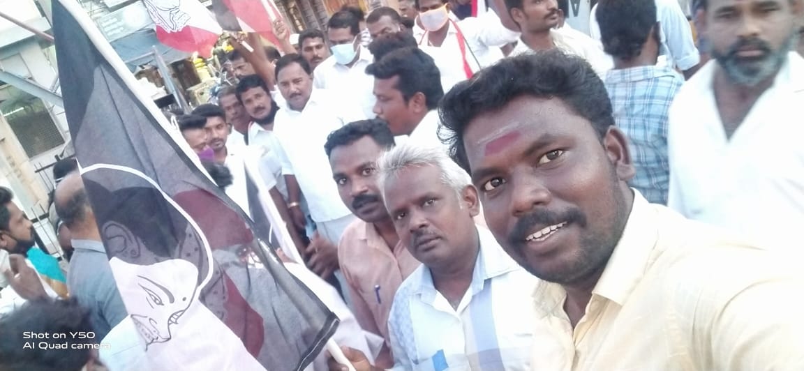 AnanthAmmk's tweet photo. மயிலாடுதுறை மாவட்ட கழக செயலாளர் திரு #Pபாரிவள்ளல் அவர்கள் மயிலாடுதுறை 
பேருந்து நிலையம் அருகில் அமைந்துள்ள அண்ணா அவர்களின் திருஉருவ சிலைக்கு மாலை அணிவித்து மரியாதை  செலுத்தினார் உடன் கழக நிர்வாகிகள் கலந்துகொண்டு சிறப்பித்தனர்....... https://t.co/frbCDmrvn4