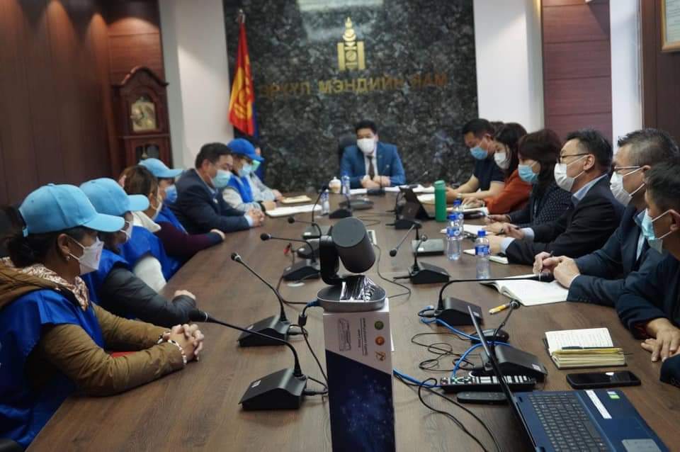 ҮЭ ийн дарга нарыг минь өдөржин бороонд сууж сууж очиход талыг нь оруулхад өөдөөс нь эмнэлгийн дарга нарыг нь суулгацан дарамт дайралт хийх гэж оролдов. Ёстой халуун яриа тэмцэл болов...