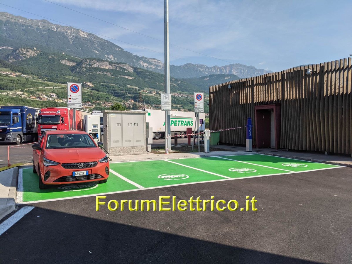 forumelettrico's tweet photo. Le Colonnine Autostrada del Brennero Fast presso l'AdS Nogaredo Ovest TN: ottima postazione per chi scende dal Brennero verso Modena https://t.co/3PMDyUq5W6 #Trento #Nogaredo #StazioniDiRicaricaPerVeicoliElettrici https://t.co/0HthMb97YS