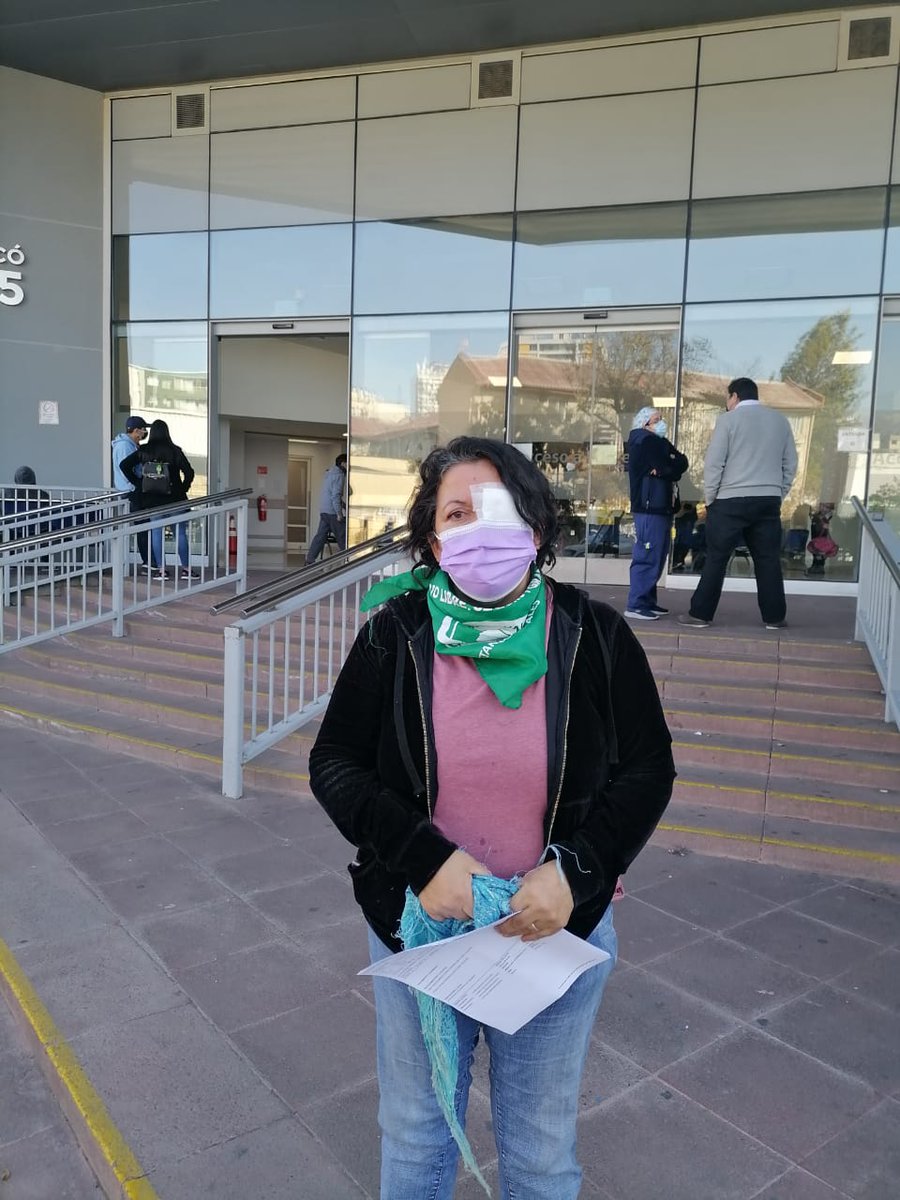 🔴 Dirigenta de Lo Hermida, Soledad Mella, en las afueras de la Posta Central tras ser víctima de trauma ocular en las manifestaciones alrededor del Congreso. Ella es excandidata a la CC por el D11.