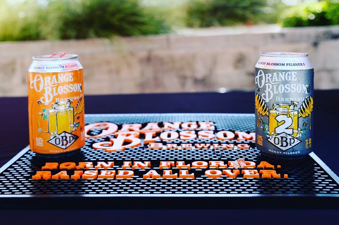 OBPBuzz's tweet photo. Here’s to the 4th of July! 😁👍🍻🧡🇺🇸
.
Repost IG: @srperrott In honor of Independence Day, pick up beer from some of America's independent breweries. 🍻 #BeerRunDay #orangeblossompilsner #orangeblossombrewing #obp2 #floridabeer #independentbeer #drinkindependentbeer https://t.co/WhW5G9ABj9