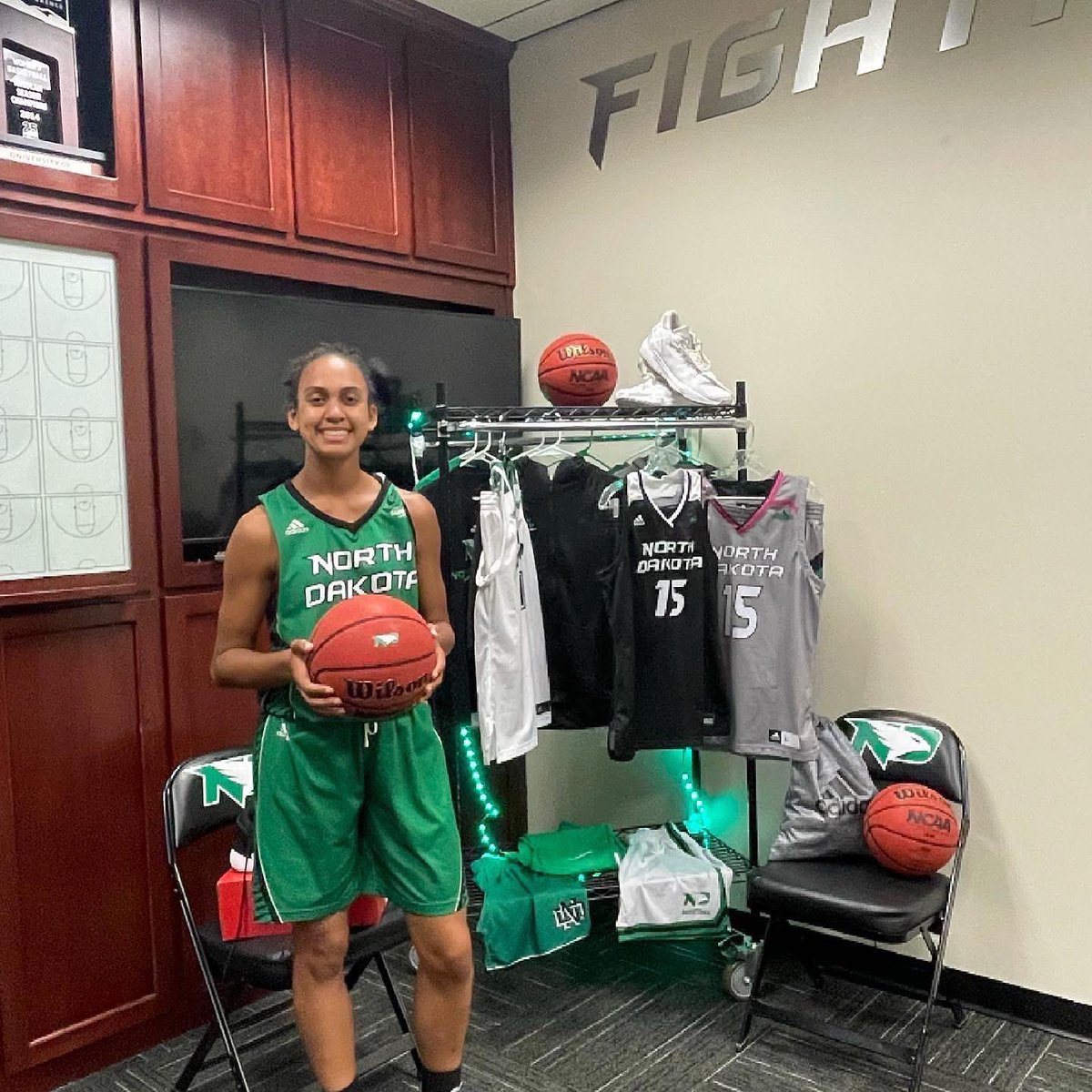 KieraPemberton's tweet photo. First Unofficial University Visit. Thanks to @UNDwbasketball @coach_bernhard @undcoacheves @coach_mo @NkwaneUND for the amazing visit! @UPrep_bballbc #blessed #Hardwork #womanpower #Langley #Canada #basketball #Competition #goals https://t.co/CpffnXAesM
