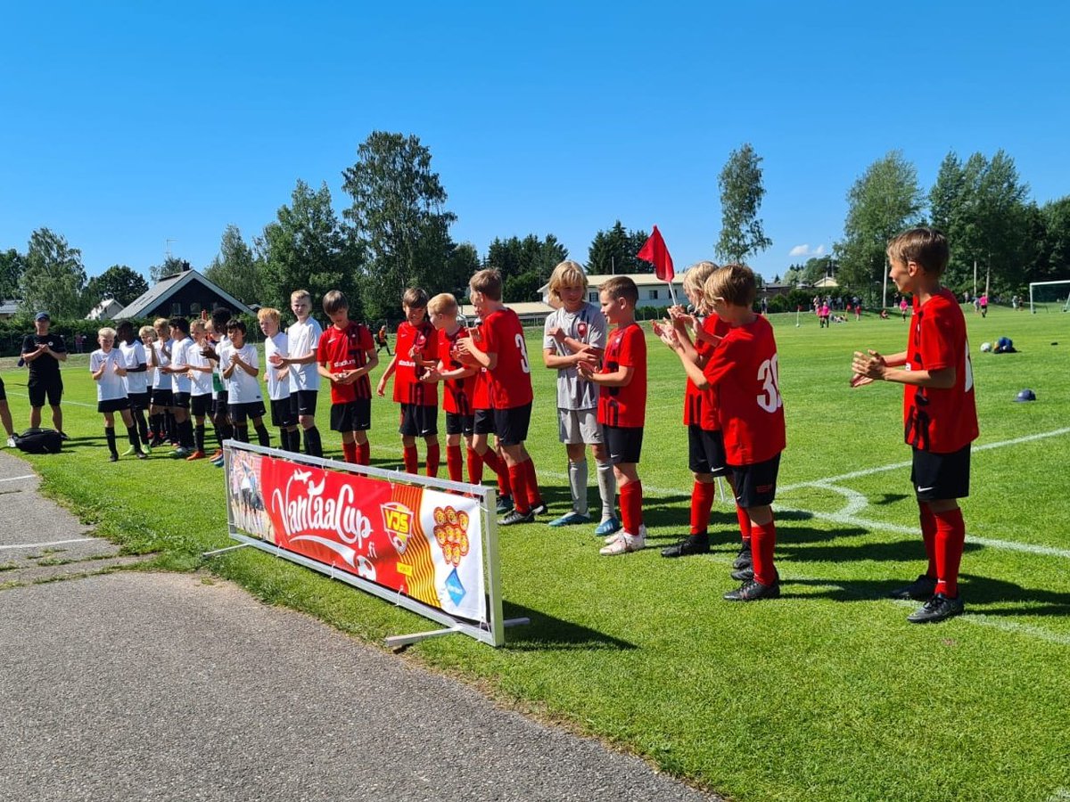 Pelit on pelattu ja mitalit jaettu 🏆 Huikeita suorituksia, hikeä, onnistumisia ja loistavaa turnausfiilistä ⚽️

Kaikki turnauksen tulokset löytyvät vantaacup2021.torneopal.fi

Kiitos joukkueille, taustoille, tuomareille, huikealle talkoolaisille ja mahtaville kumppaneillemme ❤⚽️🤍