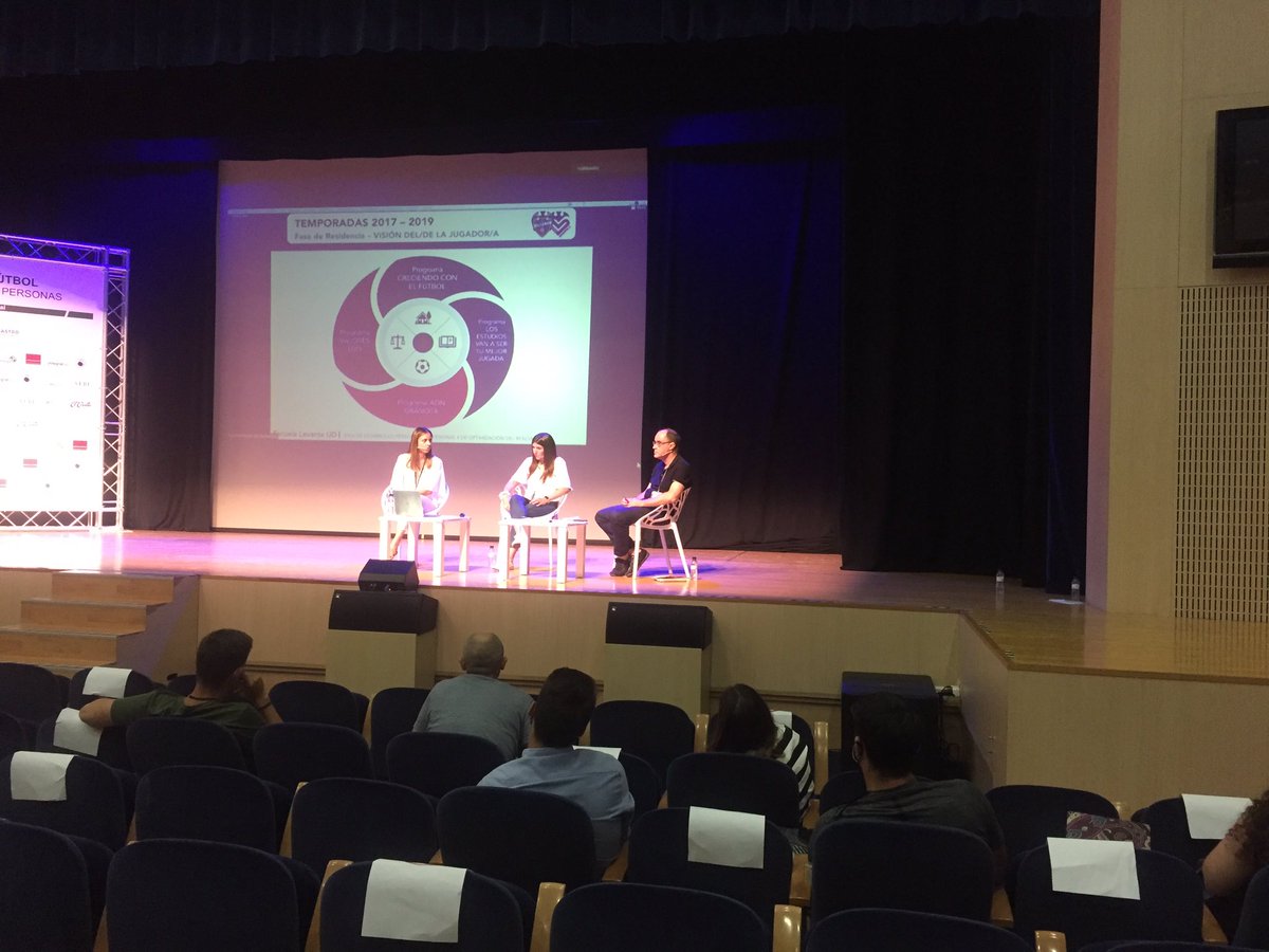 Cierran las ponencias del congreso <a href="/DavidLlopisPS/">David Llopis Goig</a>, <a href="/JuliaMonteroM/">Julia Montero</a> y Paula Berbís hablando de su trabajo de desarrollo del jugador en todas sus áreas en el Levante UD