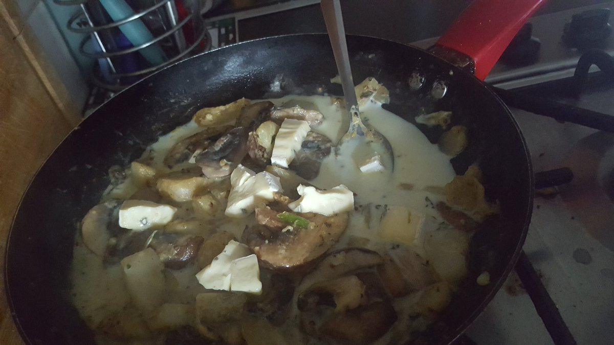 ForthHazera's tweet photo. Veg parcels from mostly home grown spinach, chard, spring onion, garlic and new potatoes. Also mushroom and creamy mustard version. #nommm https://t.co/cXAjn7s1RB