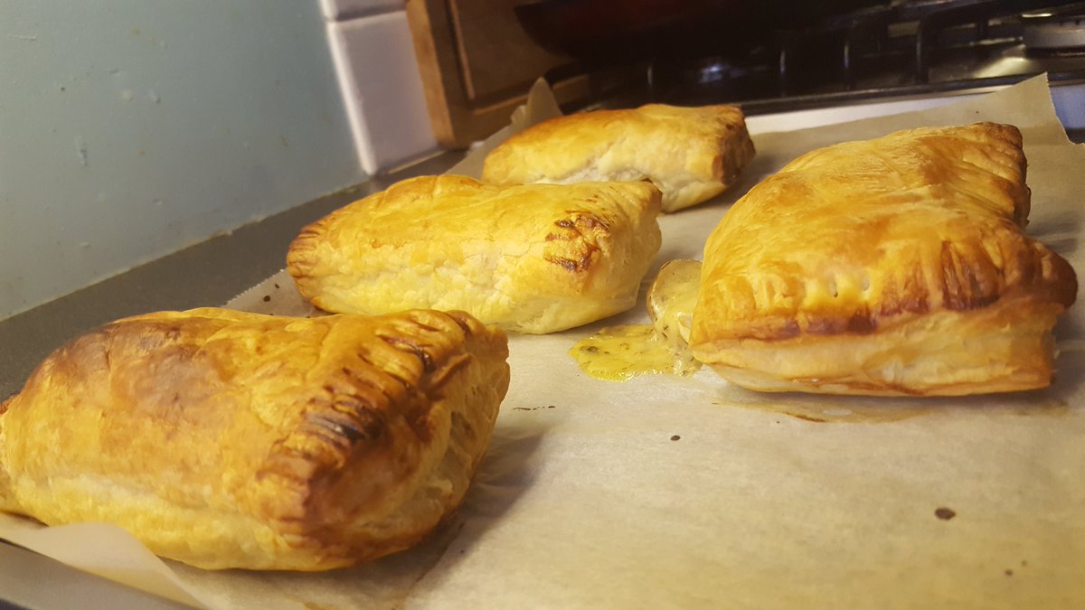 ForthHazera's tweet photo. Veg parcels from mostly home grown spinach, chard, spring onion, garlic and new potatoes. Also mushroom and creamy mustard version. #nommm https://t.co/cXAjn7s1RB