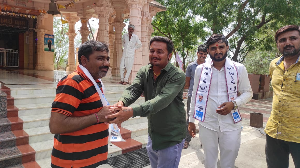 આજ રોજ ખંભાળિયા તાલુકાના પીપળીયા ગામ ખાતે આઈ શ્રી "કામાઈ માતાજીના"દર્શન કરી ગુજરાતના લોકોની સુખાકારી માટે પ્રાર્થના કરી.સાથે જ માધુપુર (ખંભાળિયા) ગામના યુવા ઉત્સાહી સરપંચ અને તેમના સાથીને ખેસ પહેરાવી અને આમ આદમી પાર્ટી માં સ્વાગત કર્યું.<a href="/GulabMatiala/">Gulab Singh Yadav</a> <a href="/isudan_gadhvi/">Isudan Gadhvi</a> <a href="/Gopal_Italia/">Gopal Italia</a>