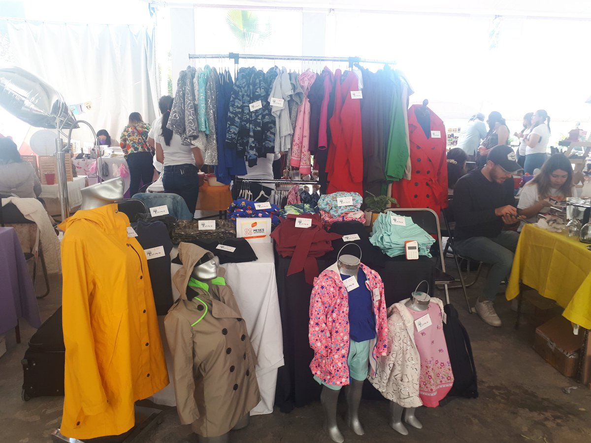Delopia76's tweet photo. @beltrandelrio Feliz Domingo . En Puebla también ponen las calles en domingo . Así que venimos a darle. #lasniñasbazar #puebla #coshimoshi #verdecaoba https://t.co/6kFy8u0KrD