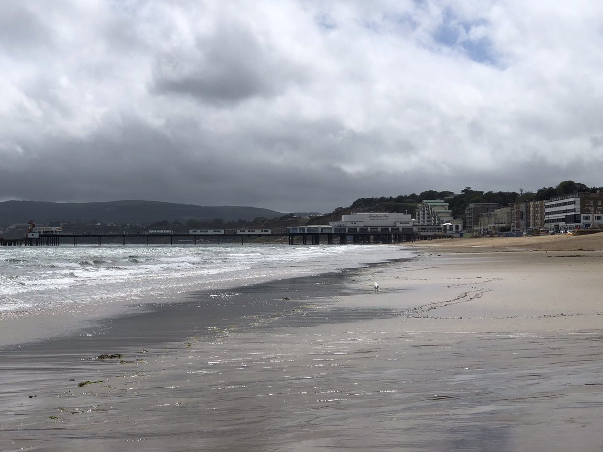 SiriusStar1963's tweet photo. Sunday wanderings. #Sandown #beach #pier #CulverCliff #gulls #PureIslandHappiness #IOW π https://t.co/VcHY2QYCPp