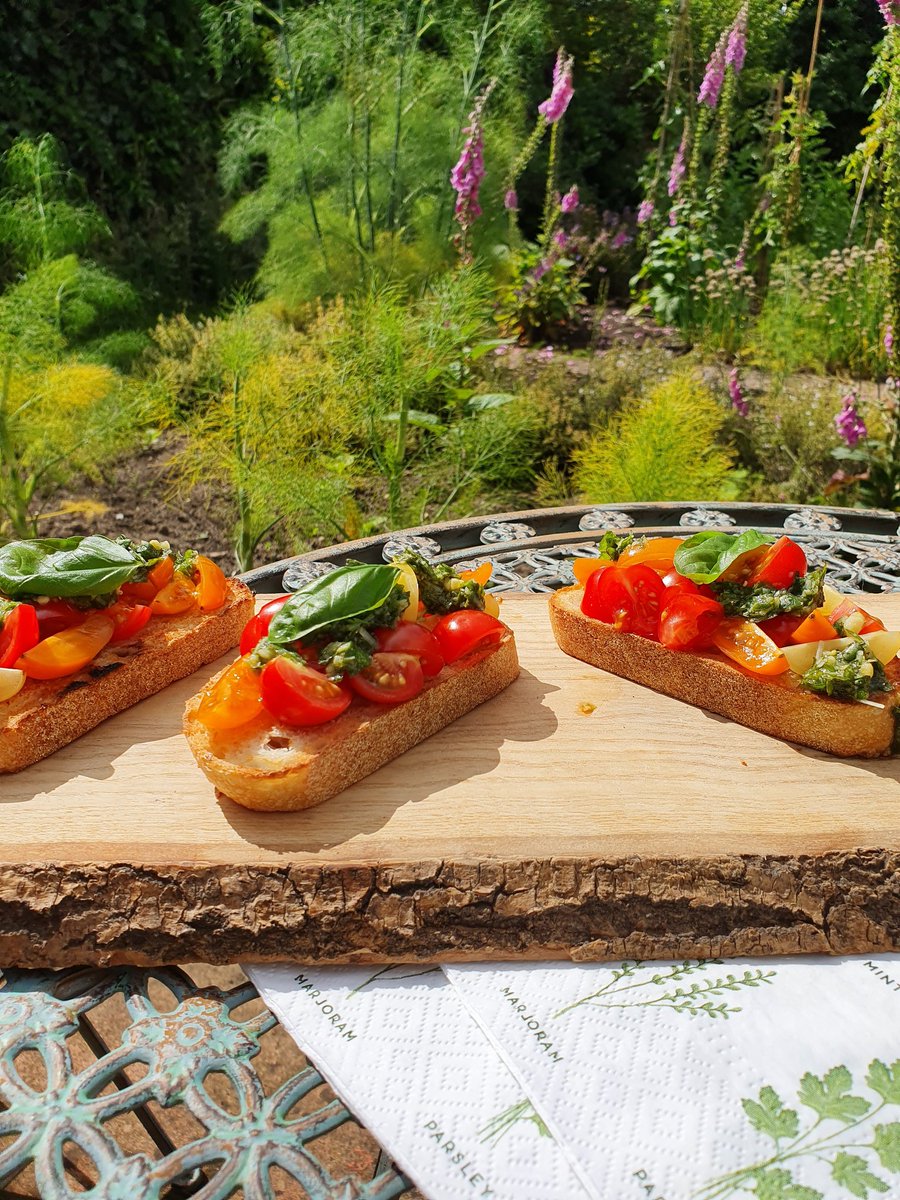 Made pesto innit. Sadly not my tomatoes.... Yet.