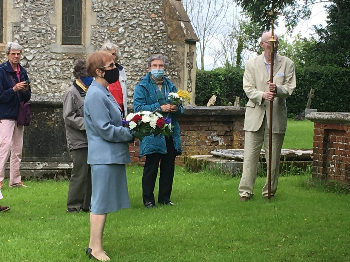GowmanAJ's tweet photo. .@Plaisterers attending service at St Leonard's Chelsham to mark Thomas Kelly PM Plaisterer and Lord Mayor 1836 who left Chelsham at 14 to make way in world and as publisher #PaternosterRow invented serialised books
#thePlaisterers https://t.co/BxODEtwadF