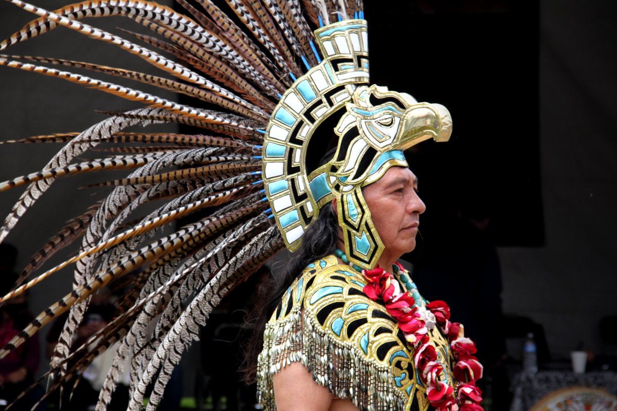 manuelhborbolla's tweet photo. Ayer fue día de ceremonia. La mística de nuestros pueblos es potente medicina: el olor a copal, el uso de las hierbas. Aquí el maestro Cuauhtli con su traje ceremonial. https://t.co/oh1jymzQrk
