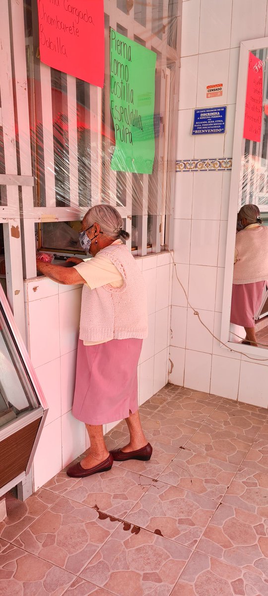 Mi abuela haciendo sus compras. Parece ser que el menú del día va a ser mole de olla.