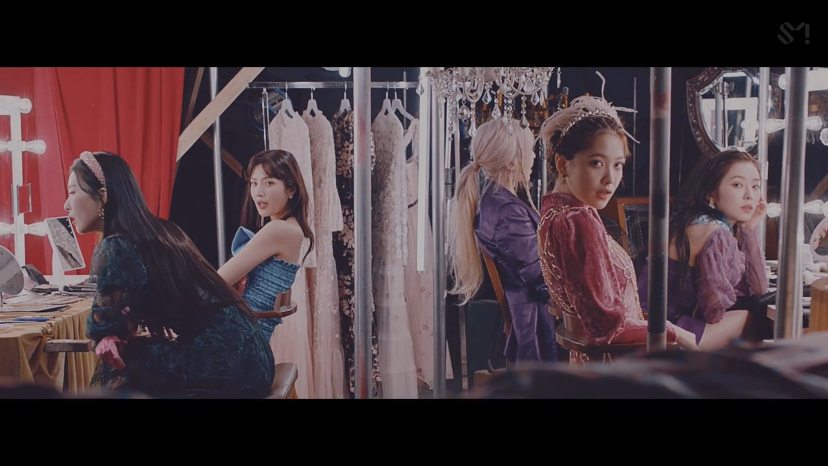 bebsays's tweet photo. ซีนนี้ในเพลงไซโคใช้มุมกล้องได้โคตรฉลาด ทั้งๆที่นั่งกระจุกกันอยู่ในโซนเล็กๆที่มีกระจกแค่2ฝั่ง แต่เพิ่มพร็อบอีกนิดกับรู้เทคนิคการหลอกตาแค่นี้ก็ได้ภาพที่มีหลายมีติจนเห็นคนครบทั้ง5ได้ในช็อตเดียว แถมองประกอบก็ออกมาสมดุลทั้งหมดอีก ค่ตเจ๋ง https://t.co/U9Sk1FwbH6