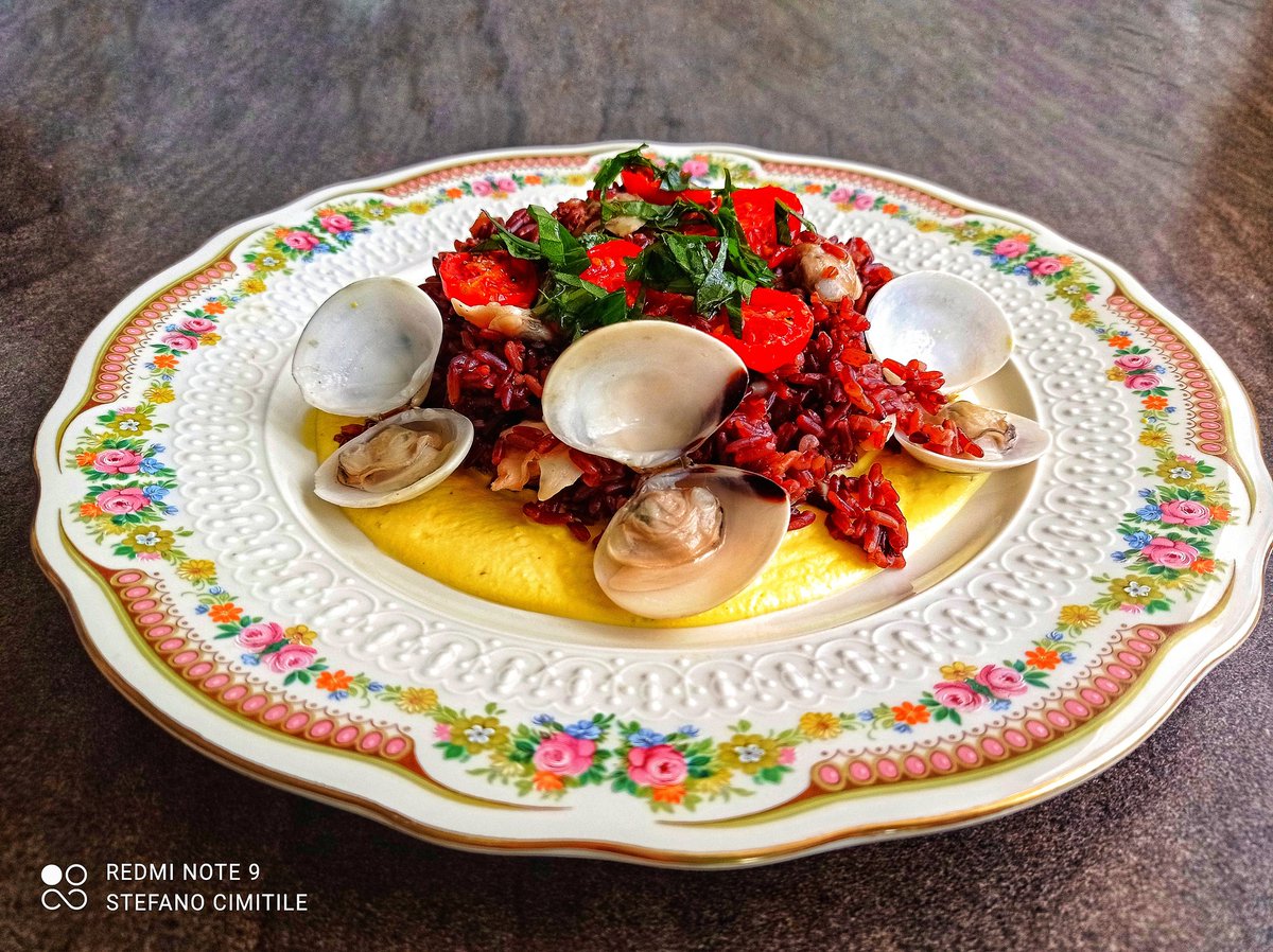 CimitileStefano's tweet photo. Riso Rosso Integrale, Ricotta allo Zafferano, Vongole, Datterini Confit e Basilico.
#incucinaconpapà #unpapachef #cucina #cucinachepassione #cucinare #cucinarechepassione #food #foodlover #foodphotography #gourmetfood #gourmet #mare #sea #seafood #primo #piatto #mediterraneanfood https://t.co/0i5RadyUOW