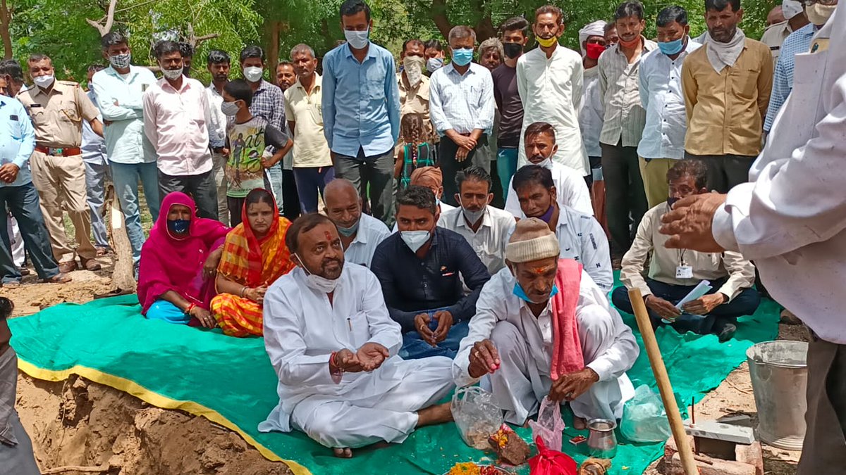 SanyamLodha66's tweet photo. राजकीय उच्च माध्यमिक विद्यालय, बरलूट में डीएमएफटी के तहत तीन कक्षा-कक्षो, स्कूल की चार दिवारी व ओपन वेल खुदाई के शुभारंभ कार्यक्रम में शिरकत की।
#DMFT #Openwellpump
@ashokgehlot51 @ajaymaken @GovindDotasra https://t.co/x8cIuTfBsz