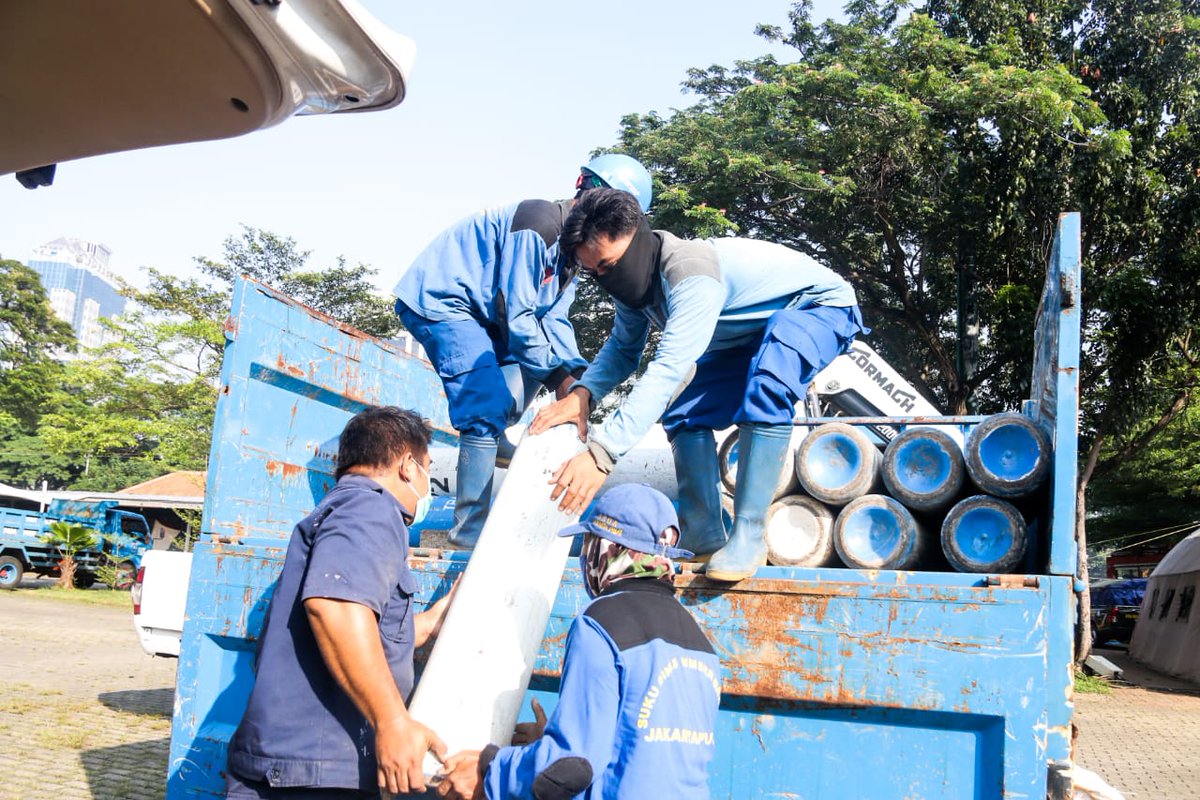 DKIJakarta's tweet photo. Pemprov DKI Jakarta menyiapkan Posko Rescue Oxygen!

Terima kasih kolaborator PT Krakatau Steel di Cilegon, untuk bantuan CSR pengisian gratis 300 tabung oksigen.

⁣https://t.co/ch9bxTlV3B
#JakartaTanggapCorona #kotakolaborasi #jakartabangkit #vaksindulu #tabungoksigen https://t.co/rIlEGtuTqQ