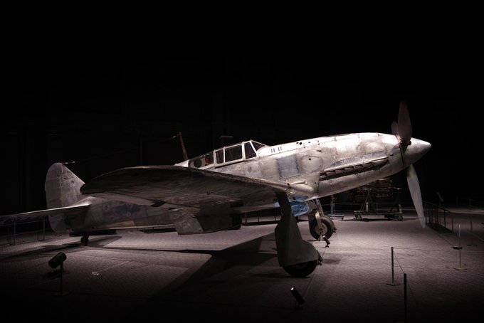 #見た人もなにか無言で銀色の何かをあげる 