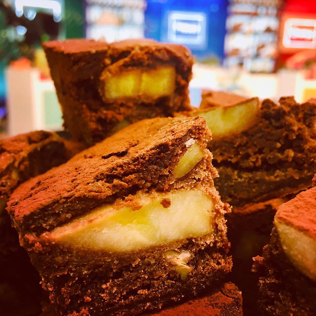 ChefAMontes's tweet photo. Si quieres hacer un espectacular Brownie de Plátano &amp; Especias aquí tienes mi receta de hoy de #ComoSapiens en @rtve @CocinaRTVE 👇🏼👇🏼👇🏼

https://t.co/MaX91hoCtf https://t.co/BfO1in5g6m
