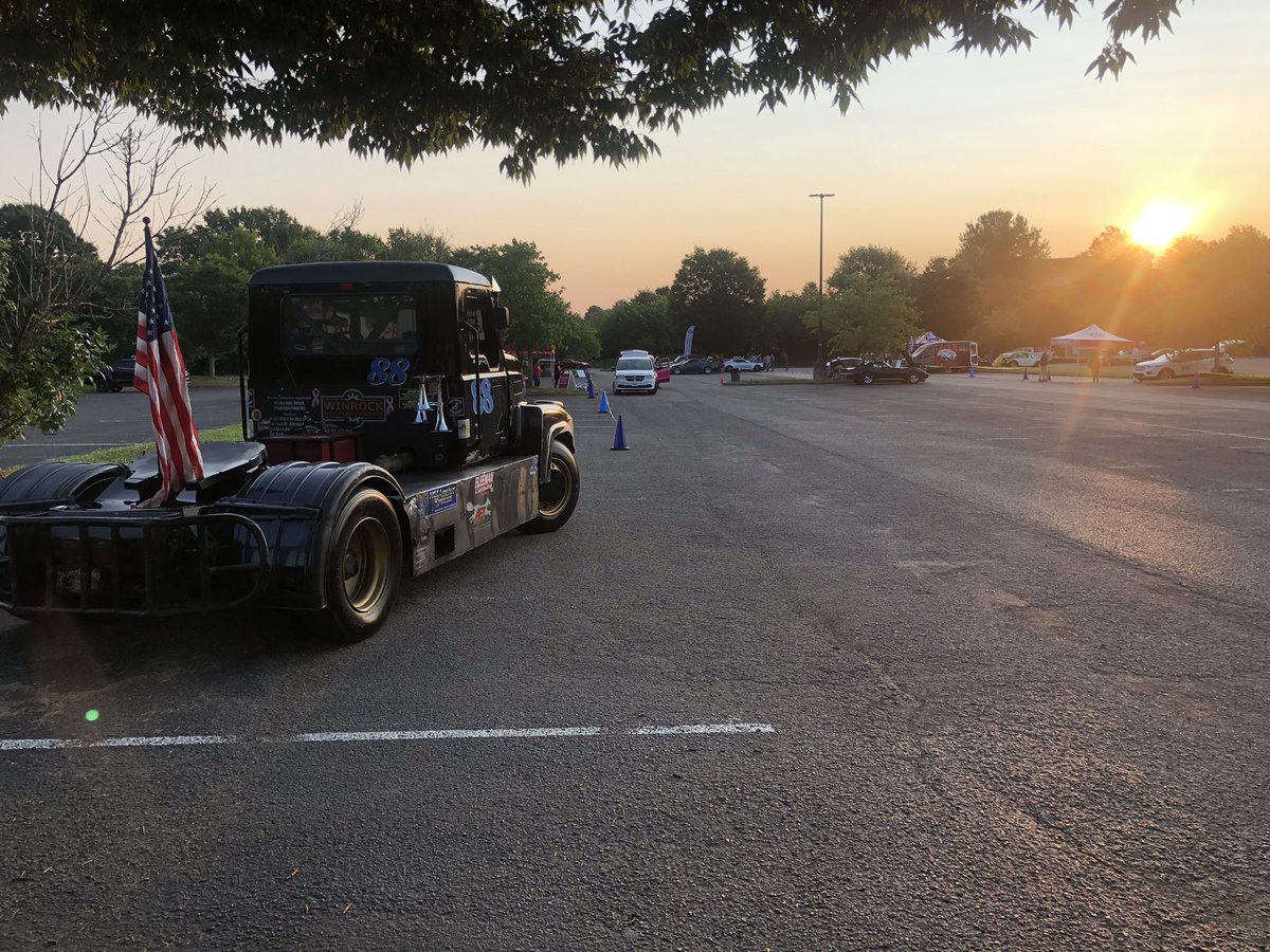 MikeMor50072855's tweet photo. Sunrise at Cars and Coffee Franklin 88Mike and MackvaderπππΊπΈ
#badassmacksinblack #hellbentexpress #mcmahontruckcenters #banditseries #fleemancarriers #stevenashtrucking #macktrucks #anthonyfoxtrucking #landline #thisiswhatbanditsdo
#carsandcoffee https://t.co/JWWcKnuvyo