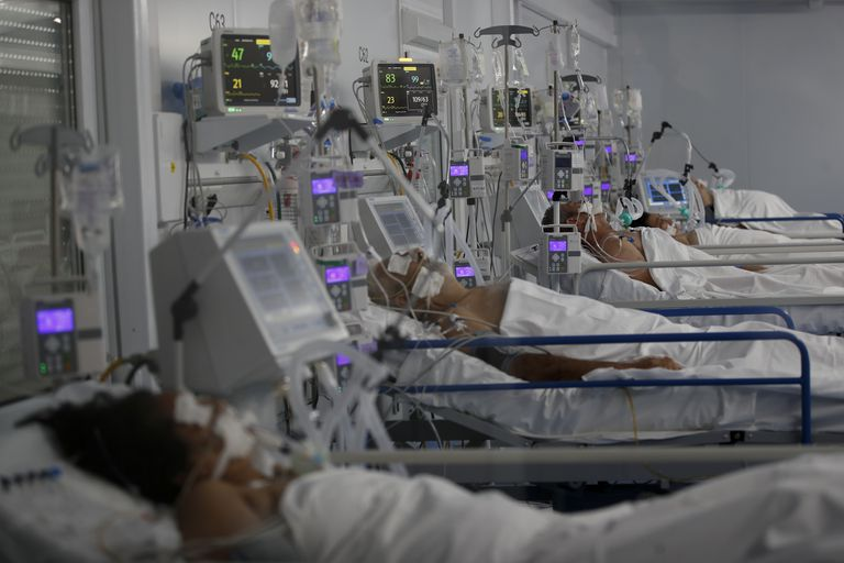 HumbertoTumini's tweet photo. Los macristas dicen que no hay vacunas suficientes culpa del gobierno y clama por los “varados”. Alberto, Cristina y Kicillof venden que ya tenemos millones de vacunas gracias a ellos. ¿Con casi 100 mil compatriotas muertos no les da vergüenza hacer política con la pandemia? https://t.co/iDjlBg7PTP
