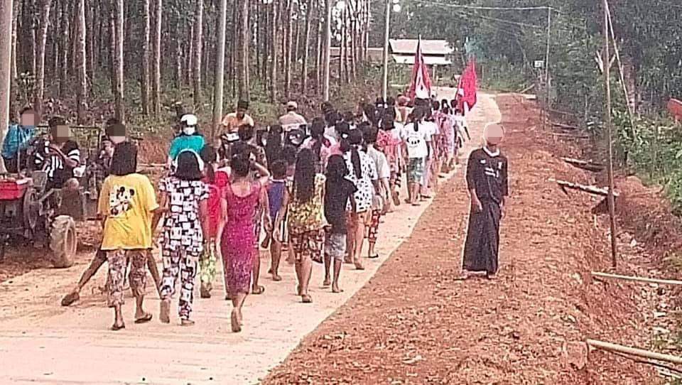 Chanapai247's tweet photo. This evening , anti-SAC movement was staged by locals of #LayThunKhan , the native village of Colonel Ba Htoo , Longlone township .
#July4Coup
#WhatsHappeningInMyanmar https://t.co/uLRif2wKSm