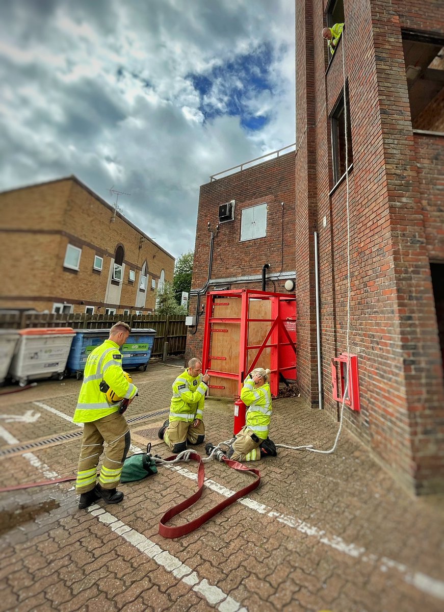 Southsea24's tweet photo. Final Development sign-off drills coming up for our Development firefighter @roxyroberts8. Today was dedicated to her in preparation of those drills. These included, pumps & ladders, and knots & lines. Hauling fire service equipment is one such vital skill. #sixPs https://t.co/Q84KDrxhK3