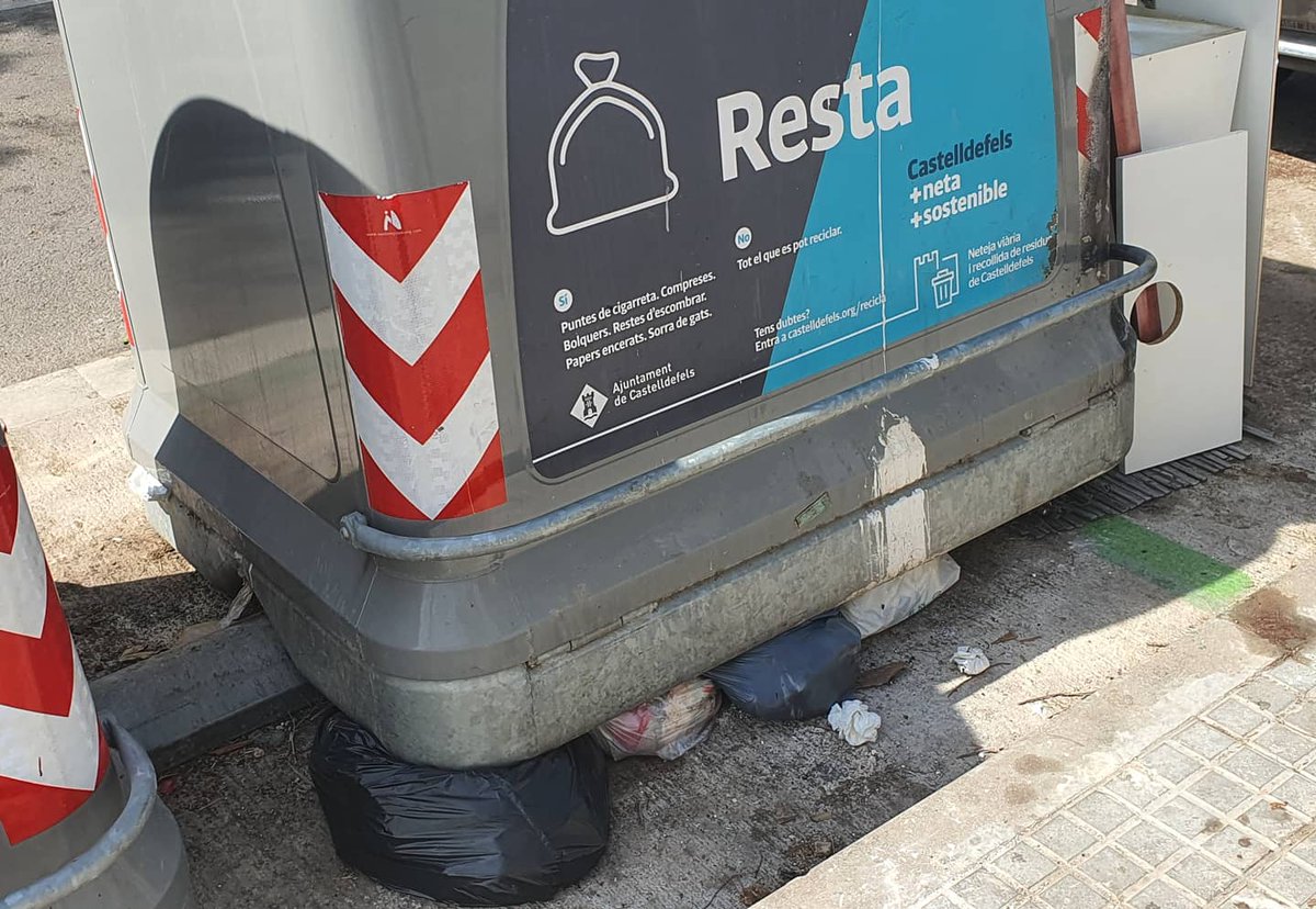 marsicilia's tweet photo. #Castelldefels, ciudad turística... Y porq el olor no se puede adjuntar.
El gobierno municipal te sube los impuestos, entre ellos la recogida d basura, para esto!
Castelldefels necesita un cambio YA!!!
#ManuAlcalde 
#ContigoHacemos 
#unaciutatdeprimera 
#equipopopular 
#YoConManu https://t.co/0WVbKzFETu