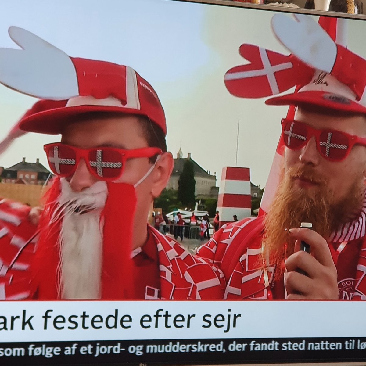 TollefsenJesper's tweet photo. Man bliver jo aldrig træt af impulsive interviews med pattestive voksne mennesker, og med børn som endnu ikke rigtigt har udviklet nogen form for sprog. Bare de er iført en landsholdstrøje eller et flot skæg.
Super godt tv og journalistisk håndværk! Stort tillykke @MichaelSten https://t.co/5jjmtWi9sL
