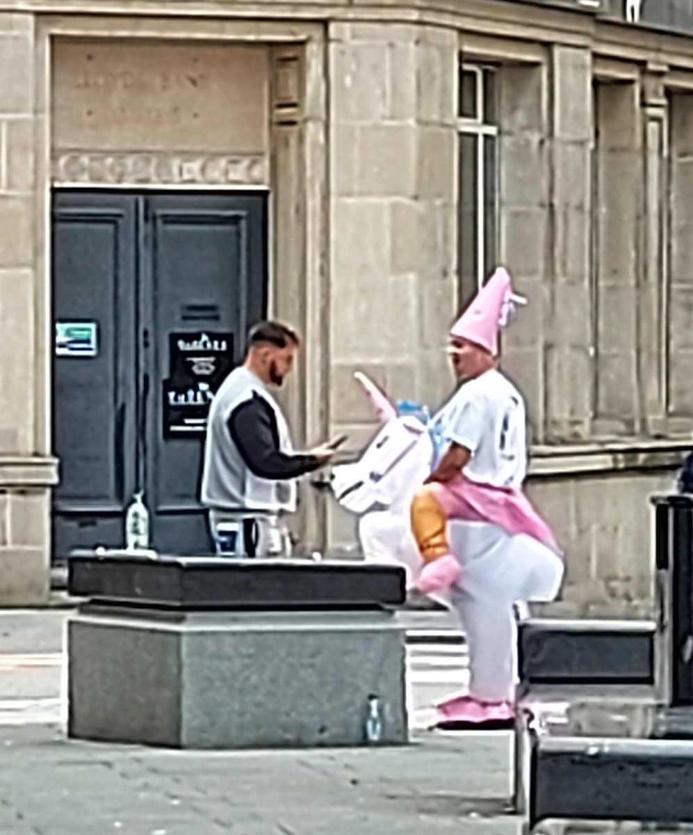 burrowingbolt's tweet photo. The Hubby completed a 53mile charity cycling challenge this morning so PA went to cheer him on, he did really well 😁🚴♂️🏅🏆 There were some unusual sights too 😯🦄🤣 #onlyinliverpool #Liverpool #CyclingSunday #cycle #cyclinglife #cyclingchallenge #charity https://t.co/ajGe01HjFk