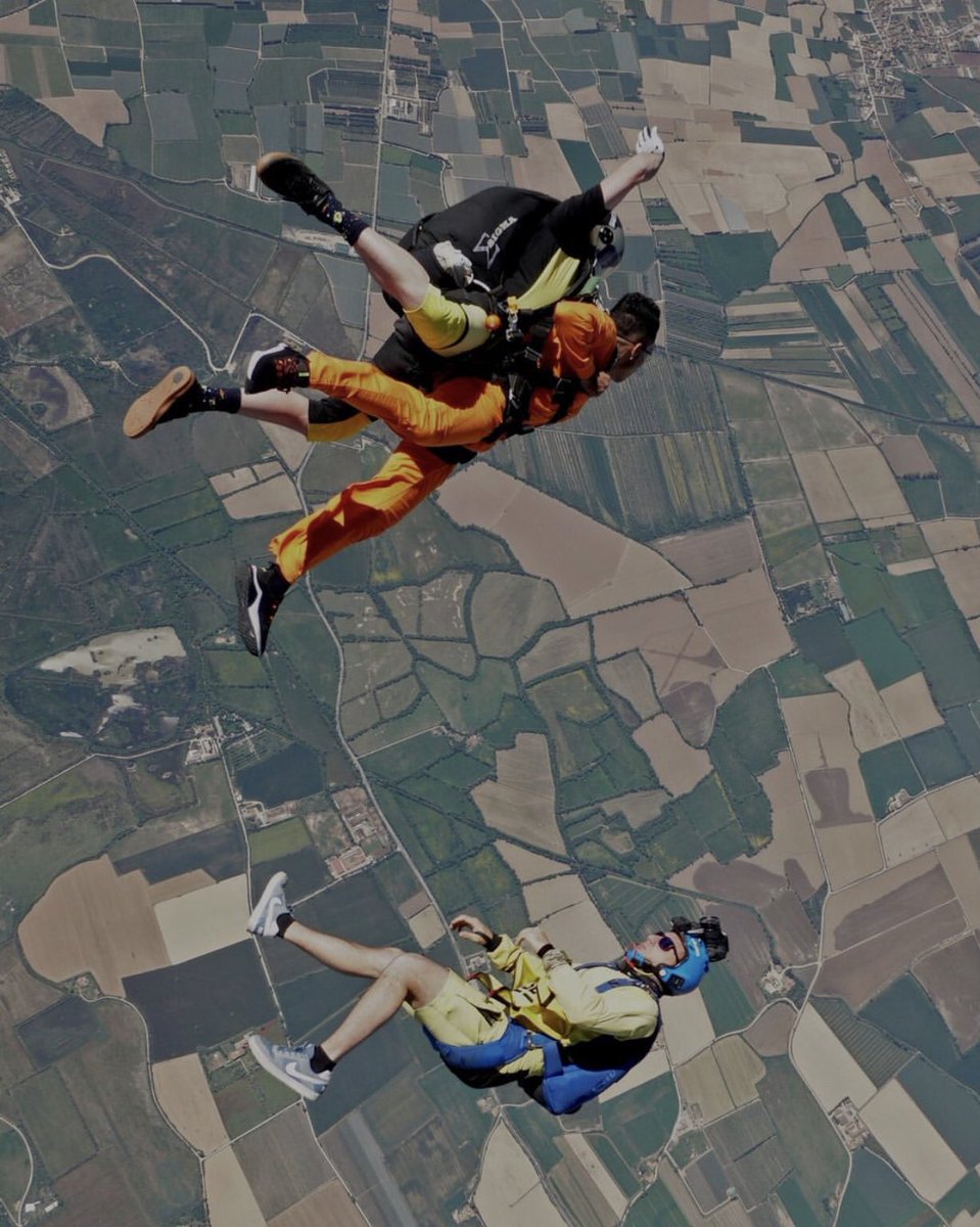 Quan saltes i esculls l'opció de video i fotos, un instructor saltarà exclusivament per a tu, fent que una de les millors experiències de la teva vida🪂 no només quedi gravada a la teva memòria. Així ho reviuràs tantes vegades com t'emocioni pensar en el que acabes de fer 🤩.