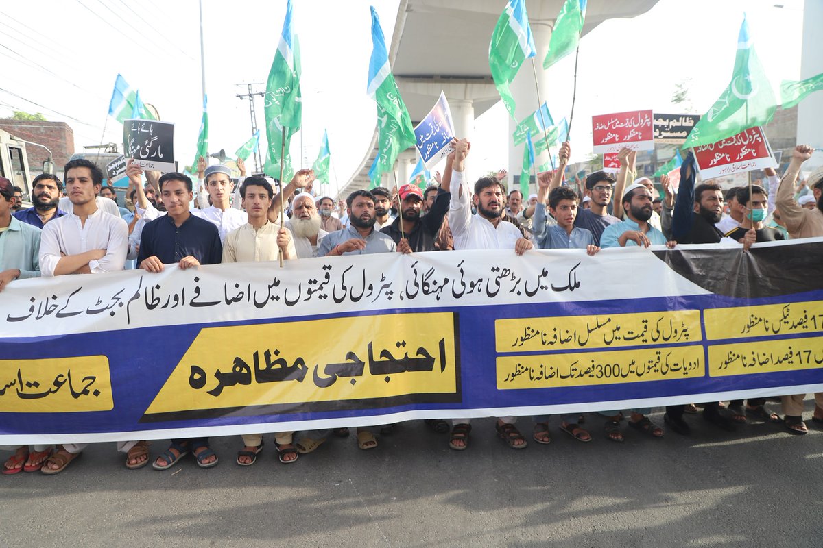 JIPOfficial's tweet photo. لاہور:امیر العظیم سیکرٹری جنرل جماعت اسلامی ملتان روڈ پر مہنگائی کے خلاف منعقدہ احتجاجی مظاہرے سے خطاب کر رہے ہیں،امیر جماعت اسلامی لاہور ڈاکٹر ذکراللہ مجاہد اور دیگر بھی موجود ہیں۔ https://t.co/joGRr7pAFp